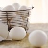 Figure 1.  Compre huevos antes de la fecha en el envase. Guarde en la caja de cartón en la parte más fría del refrigerador por no más de 5 semanas. Credit: Digital Vision