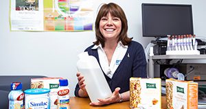 Dr. Wendy Dahl posing with fiber and food to stop kidney disease. Image used in the 2014 Research Discoveries report.  UF/IFAS Photo by Javier Edwards